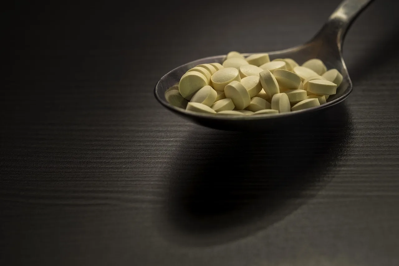 pills on a spoon, łyżka, tabletki, chory, choroby, zdrowie, medycyna, apteka, przepis, witaminy, kapsułki, dawka, homeopatia, tablet, narkotyków