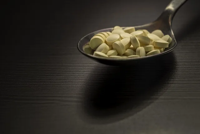 pills on a spoon, łyżka, tabletki, chory, choroby, zdrowie, medycyna, apteka, przepis, witaminy, kapsułki, dawka, homeopatia, tablet, narkotyków. Organizacja pracy w sklepie: zmiany, zadania i porządek w placówce